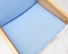 Lataa kuva Galleria-katseluun, Nojatuoli vaaleansinisellä verhoilulla