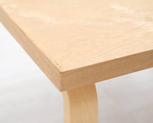 Lataa kuva Galleria-katseluun, Artek sivupöytä 90 x 75 cm