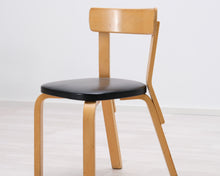Lataa kuva Galleria-katseluun, Artek 69 tuoli koivu / musta nahka