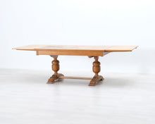 Lataa kuva Galleria-katseluun, Antiikkinen tammipöytä