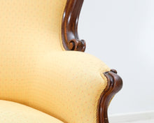 Lataa kuva Galleria-katseluun, Antiikkinen sohva keltaisella verhoilulla