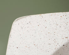 Lataa kuva Galleria-katseluun, Täplikäs tuoli