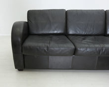 Lataa kuva Galleria-katseluun, 3-istuttava antiikkinahkainen sohva rahilla