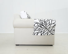 Lataa kuva Galleria-katseluun, Asko nojatuoli Marimekon käsi- ja selkänojansuojalla