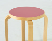 Lataa kuva Galleria-katseluun, Artek E60 jakkara punainen linoleum