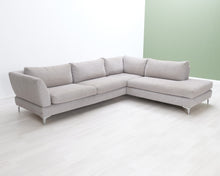 Lataa kuva Galleria-katseluun, Asko 4-istuttava divaanisohva vaaleanharmaa