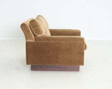 Lataa kuva Galleria-katseluun, Vilka Oy Ahti Taskinen Fennia samettinojatuoli kullanvärinen II