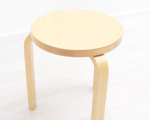 Lataa kuva Galleria-katseluun, Artek 60 jakkara koivu