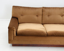 Lataa kuva Galleria-katseluun, Ahti Taskinen Fennia samettisohva kultainen