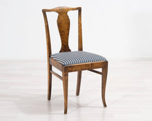 Lataa kuva Galleria-katseluun, Antiikkinen tuoli raidallisella istuimella