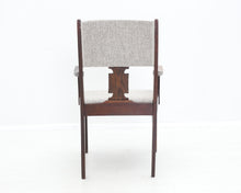 Lataa kuva Galleria-katseluun, 40-luvun puurunkoinen ruokatuoli käsinojilla