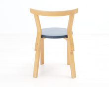 Lataa kuva Galleria-katseluun, Artek ruokatuoli 68 sininen istuinosa