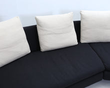 Lataa kuva Galleria-katseluun, B&B Italia Arne 4-istuttava kulmasohva mustavalkoinen