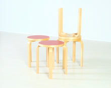 Lataa kuva Galleria-katseluun, Artek E60 jakkara punainen linoleum