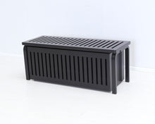 Lataa kuva Galleria-katseluun, Artek Aalto ritiläpenkki 153A ja puusepän tekemä säilytyslaatikko