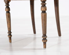 Lataa kuva Galleria-katseluun, Antiikkinen ruokatuoli raidallisella istuimella