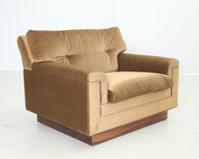 Lataa kuva Galleria-katseluun, Vilka Oy Ahti Taskinen Fennia samettinojatuoli kullanvärinen II