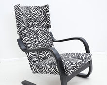 Lataa kuva Galleria-katseluun, Artek 401 nojatuoli zebra-kankaalla