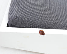 Lataa kuva Galleria-katseluun, 2-istuttava puurunkoinen sohva harmaa