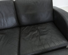 Lataa kuva Galleria-katseluun, 3-istuttava antiikkinahkainen sohva rahilla