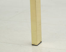 Lataa kuva Galleria-katseluun, 80-luvun kullanvärinen sivupöytä lasilevyllä