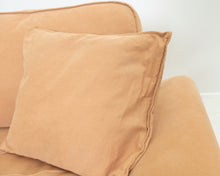 Lataa kuva Galleria-katseluun, Asko Kielo 2,5-istuttava kangassohva ruskea