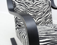 Lataa kuva Galleria-katseluun, Artek 401 nojatuoli zebra-kankaalla