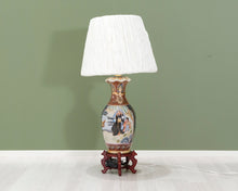 Lataa kuva Galleria-katseluun, Aasialaistyylinen pöytälamppu