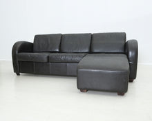 Lataa kuva Galleria-katseluun, 3-istuttava antiikkinahkainen sohva rahilla