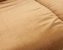 Lataa kuva Galleria-katseluun, Ahti Taskinen Fennia samettisohva kultainen