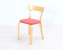 Lataa kuva Galleria-katseluun, Artek 69 tuoli kangasistuimella