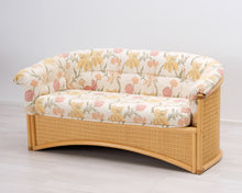 Lataa kuva Galleria-katseluun, 2,5-istuttava rottinkisohva kukkakuviolla