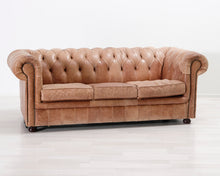 Lataa kuva Galleria-katseluun, 3-istuttava Chesterfield-tyylinen nahkasohva ruskea