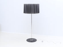 Lataa kuva Galleria-katseluun, Axo Light Skirt lattiavalaisin tummanharmaa / valkoinen