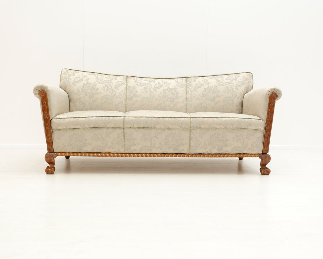 Antiikkinen beige sohva