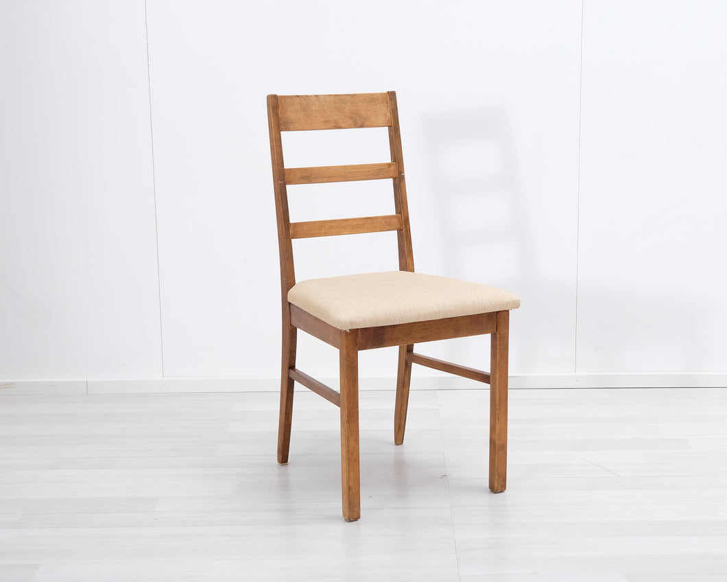 Antiikkinen tuoli kangasistuimella