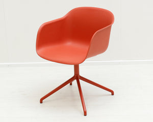 Muuto Fiber Armchair ristikkojalalla, punainen