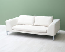 Lataa kuva Galleria-katseluun, Adea Band 2-istuttava kangassohva valkoinen
