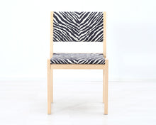 Lataa kuva Galleria-katseluun, Artek 611 tuoli seeprakankaalla
