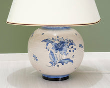 Lataa kuva Galleria-katseluun, Antiikkivalaisin sinisellä kuviolla
