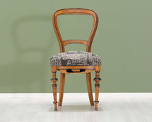 Lataa kuva Galleria-katseluun, Antiikkinen tuoli kangasistuimella
