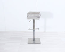 Lataa kuva Galleria-katseluun, Baarituoli metallijalalla

