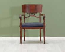 Lataa kuva Galleria-katseluun, Antiikkinen mahonkituoli
