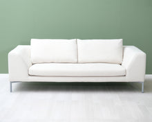 Lataa kuva Galleria-katseluun, Adea Band 2-istuttava kangassohva valkoinen
