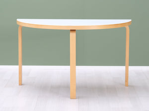 Artek 95 puolipyöreä pöytä koivu / valkoinen