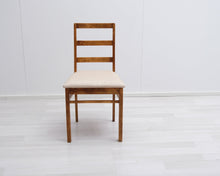 Lataa kuva Galleria-katseluun, Antiikkinen tuoli kangasistuimella
