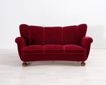 Lataa kuva Galleria-katseluun, Antiikkinen 3-istuttava samettisohva punainen
