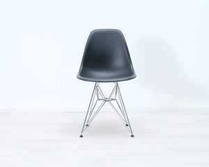Vitra Eames DSR tuoli musta