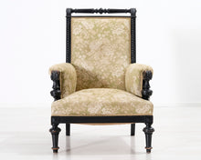 Lataa kuva Galleria-katseluun, Antiikkinen nojatuoli kukallisella istuimella
