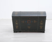 Lataa kuva Galleria-katseluun, Antiikkinen arkku 1860-luku
